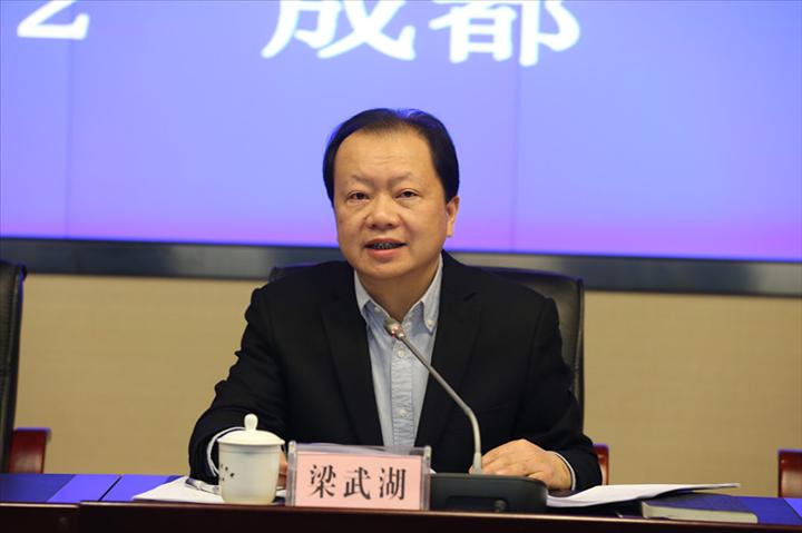 委党组成员,梁武湖副主任传达学习了全国价格工作会议和全省发改工作