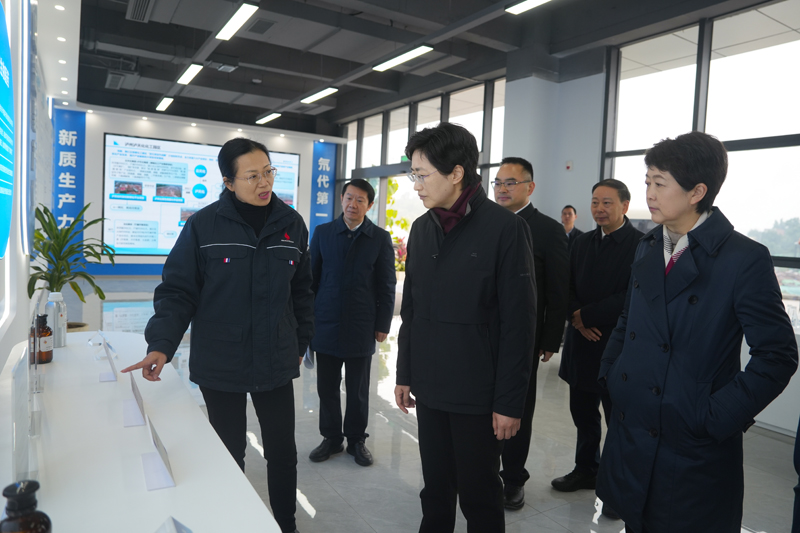 施小琳在泸州调研时强调抢抓机遇拼搏实干进取有为加快培育高质量发展新动能为全省大局多作贡献