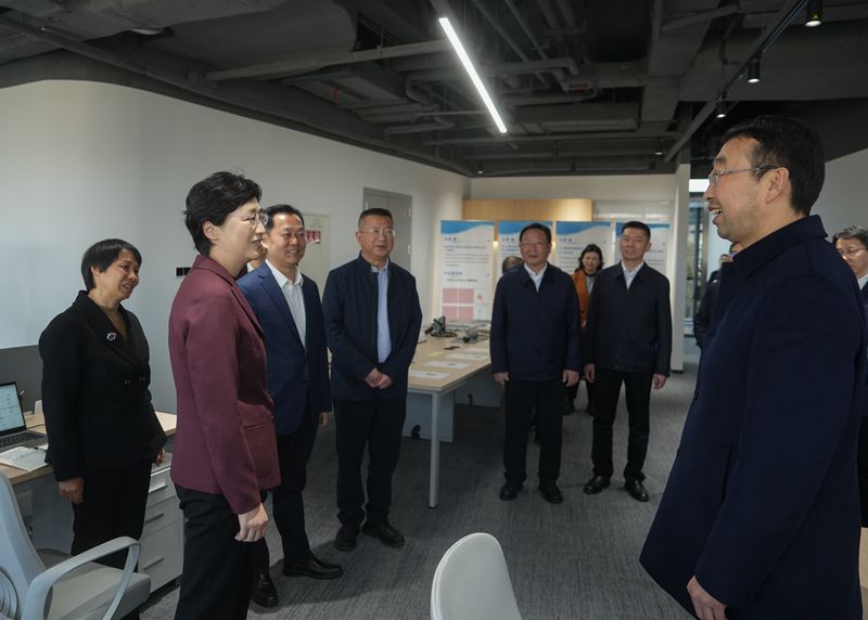 施小琳在调研企业服务平台推进情况并召开座谈会时强调提升服务平台能级质效 赋能企业高质量发展为科技创新和现代产业发展向新向优注入持续动能