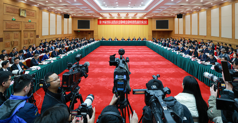 四川代表团举行开放团组活动王晓晖施小琳等回答记者提问