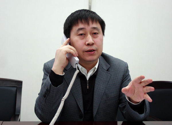 在热线节目的最后,雷开平副主任强调:"阳光政务"是沟通政府和民众的一